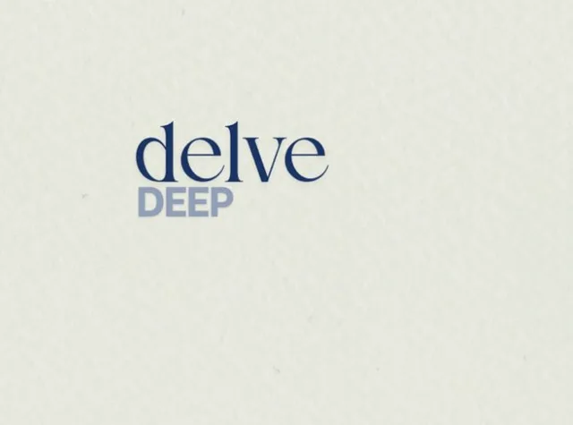 Detalle de la tarjeta de delve deep: el logotipo en tinta azul y lavanda sobre papel texturizado