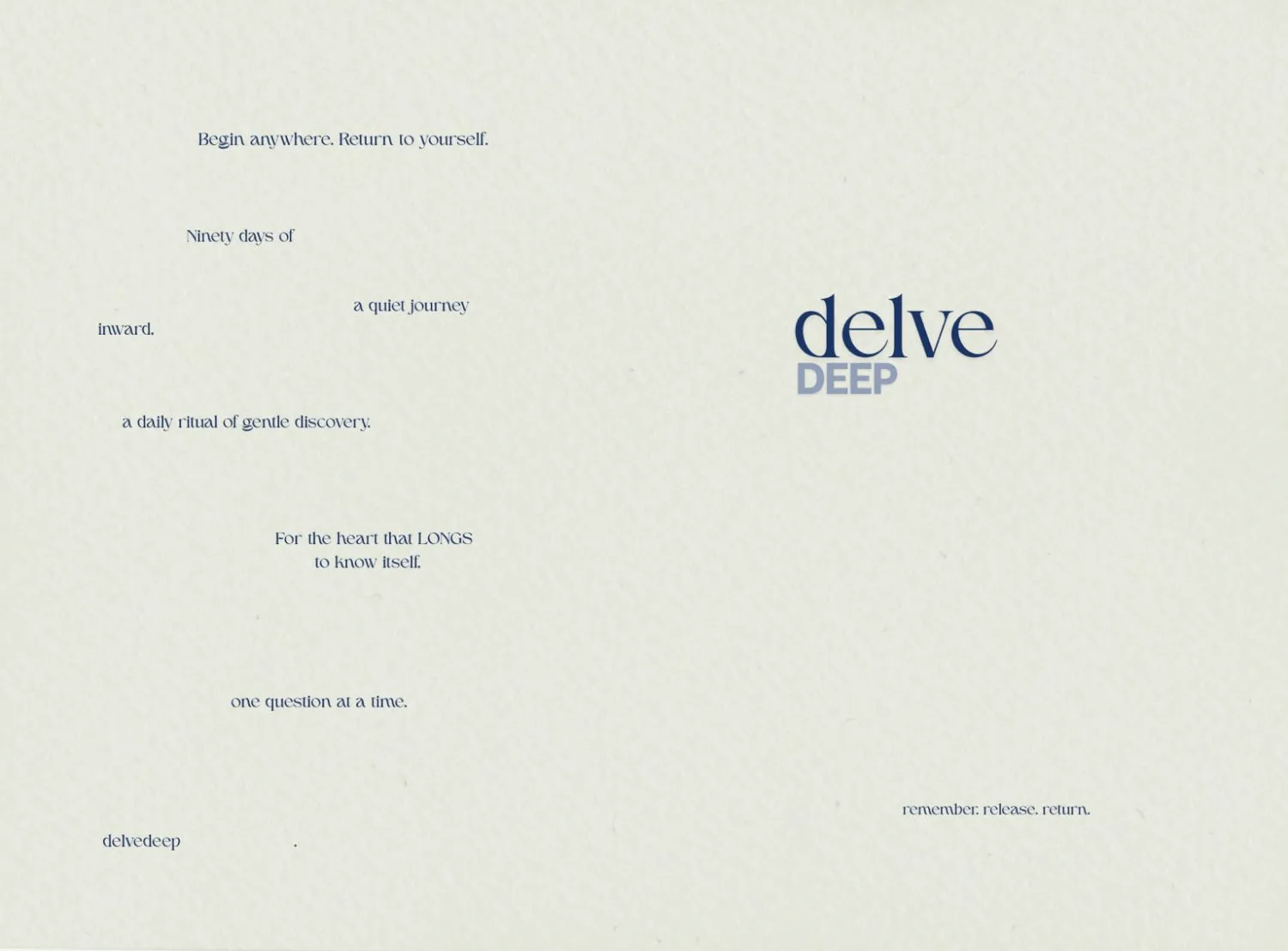 La tarjeta de delve deep: papel texturizado con versos sueltos en tinta azul y el logotipo a la derecha